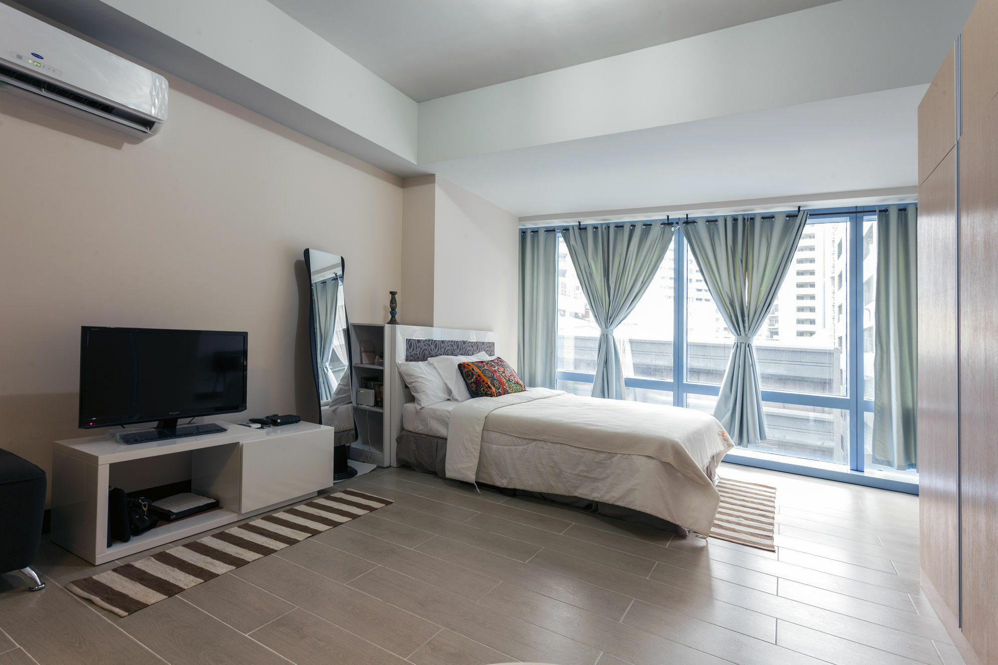 Csuites At Two Central Residences Makati City Exterior photo