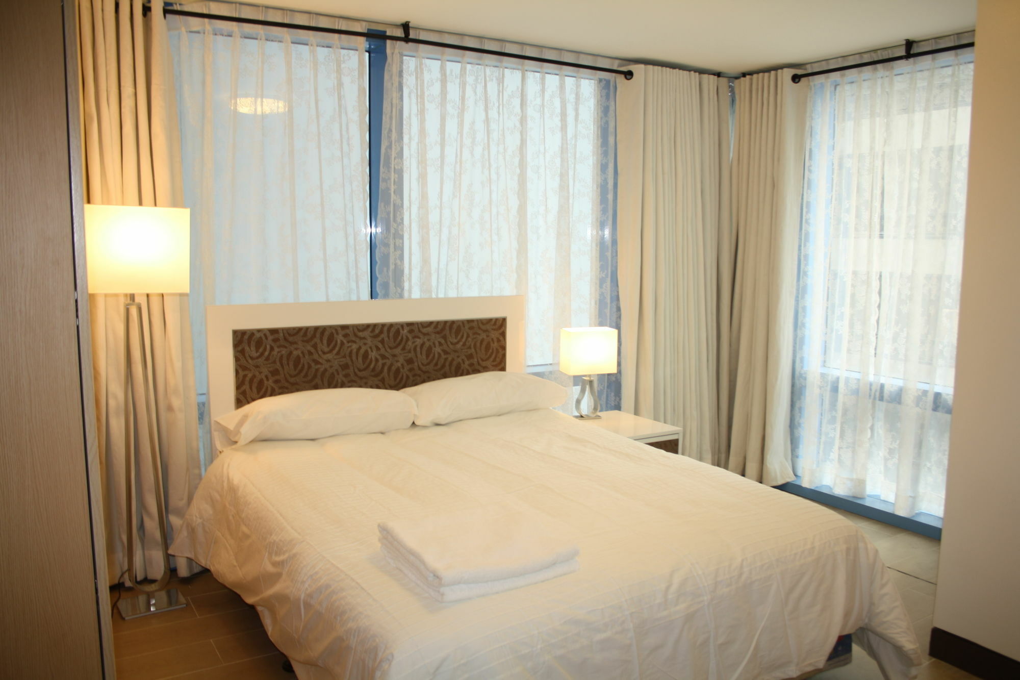 Csuites At Two Central Residences Makati City Exterior photo