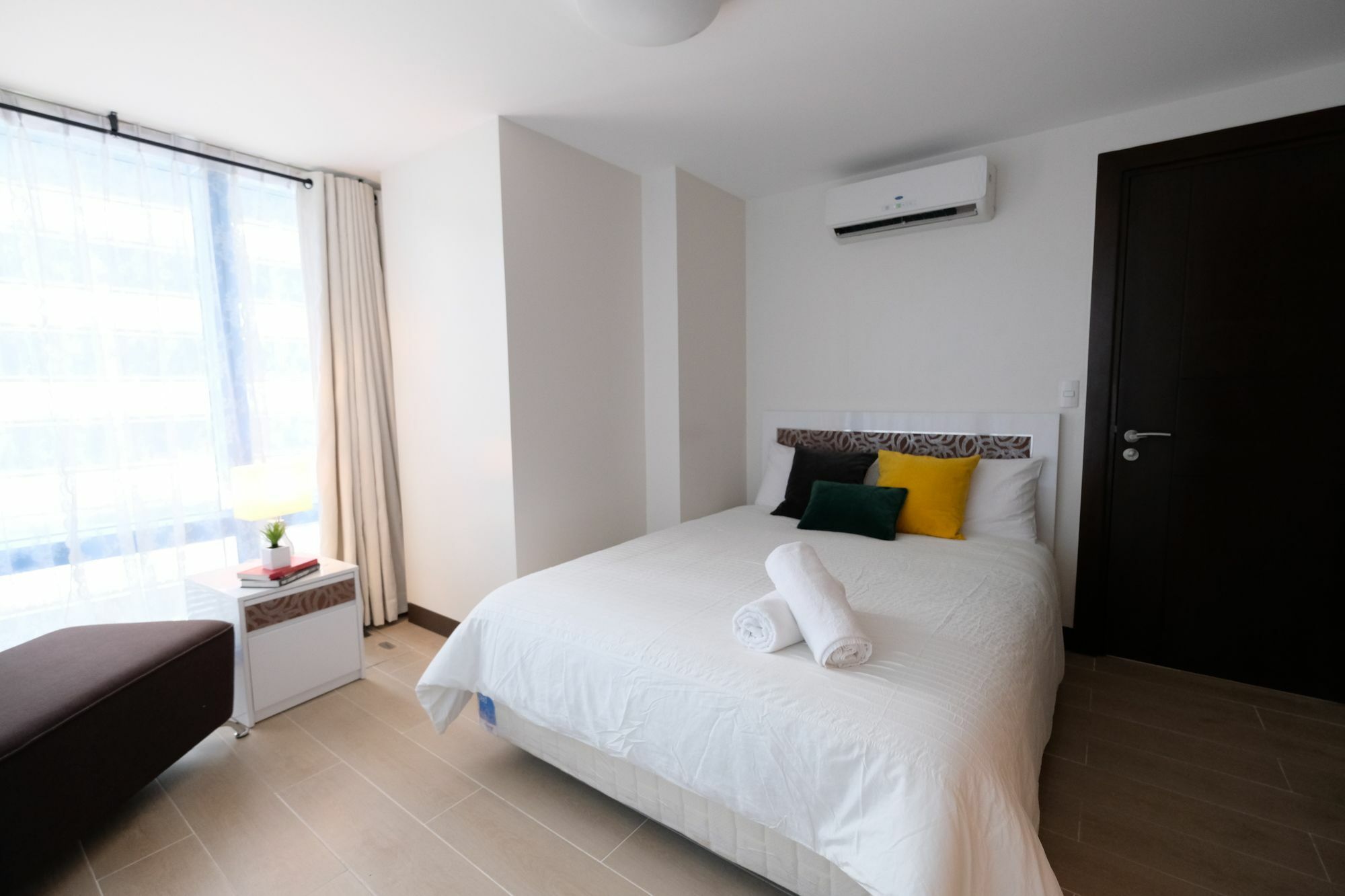 Csuites At Two Central Residences Makati City Exterior photo