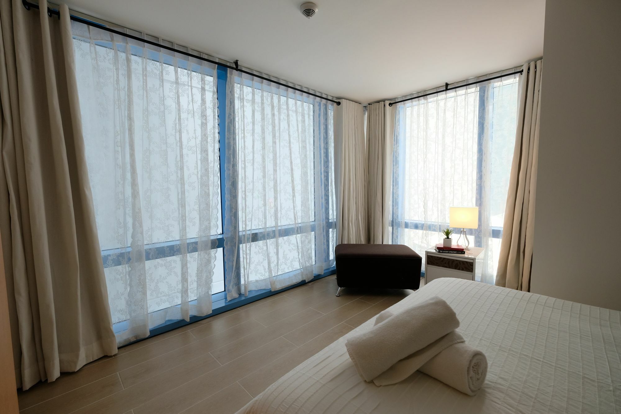 Csuites At Two Central Residences Makati City Exterior photo