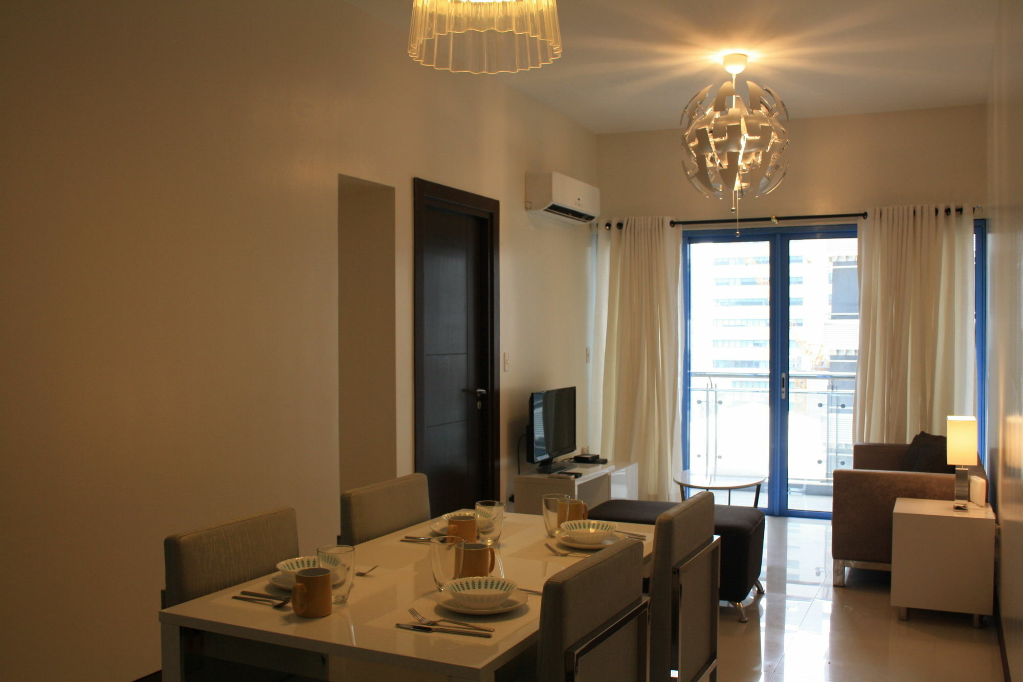Csuites At Two Central Residences Makati City Exterior photo